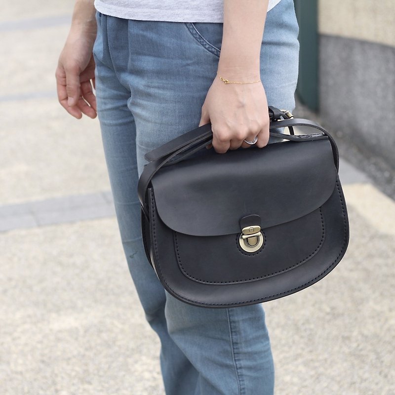 Single Buckle Saddle Bag/Side Bag/Shoulder Bag-- Stone Black - กระเป๋าแมสเซนเจอร์ - หนังแท้ สีดำ
