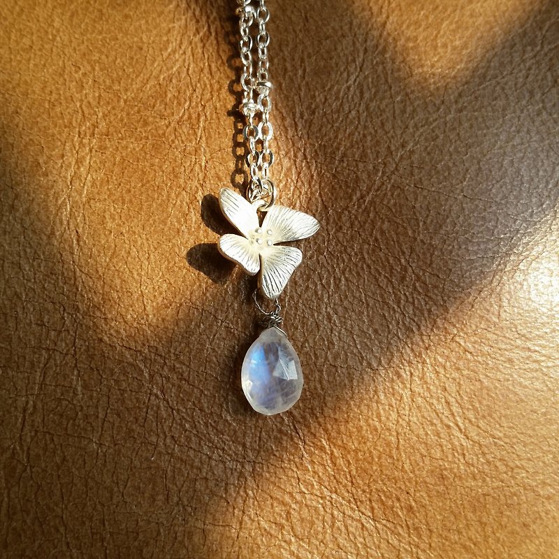 10/11mm moonstone with silver -plated flower  -  925 silver necklace 高質素強藍光月亮石項鍊 (蘭花款) 925約銀項鍊 - 項鍊 - 寶石 藍色