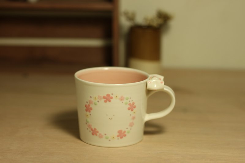 蝴蝶結彩繪杯-粉紅花圈 - 咖啡杯/馬克杯 - 其他材質 粉紅色