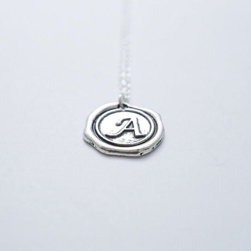客製化簡約印章字母圓牌毛衣鏈 | Customized Silver Wax Seal Initial Necklace - 項鍊 - 其他金屬 銀色