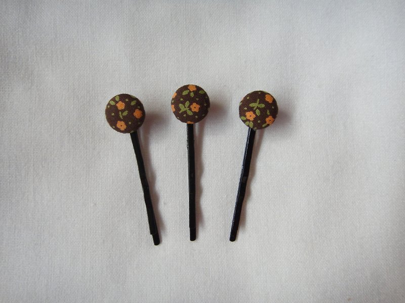 Coffee spike flower button small hairpin C20ASZ03 - เครื่องประดับผม - ผ้าฝ้าย/ผ้าลินิน สีนำ้ตาล