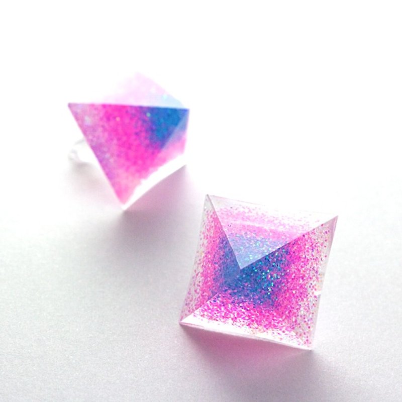 Pyramid-shaped earrings (hydrangea) - ต่างหู - วัสดุอื่นๆ หลากหลายสี