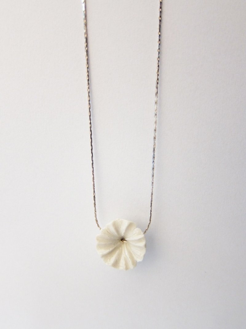 Fleur ceramic necklace - สร้อยคอ - เครื่องลายคราม ขาว