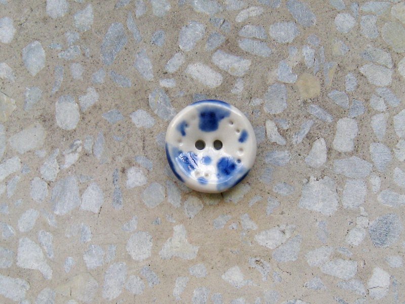Small blue and white porcelain buckle - Other - Other Materials White