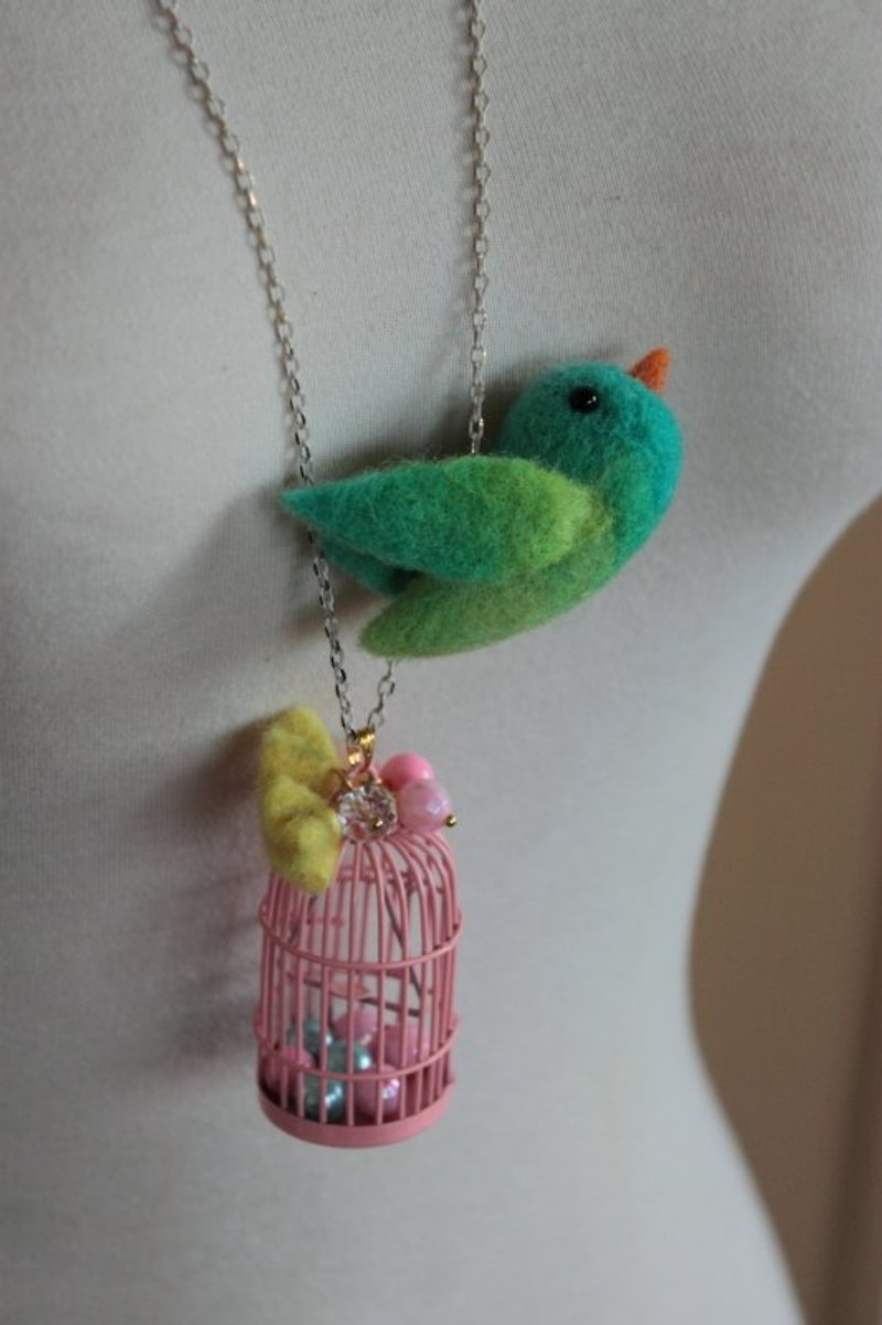 Pink bird cage necklace - สร้อยคอ - ขนแกะ สึชมพู