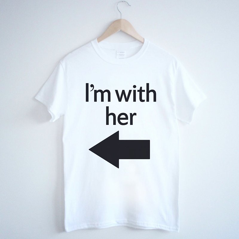 I'm with her短袖T恤-2色 我跟她在一起 情人七夕禮情侶文字 - 男 T 恤 - 紙 多色