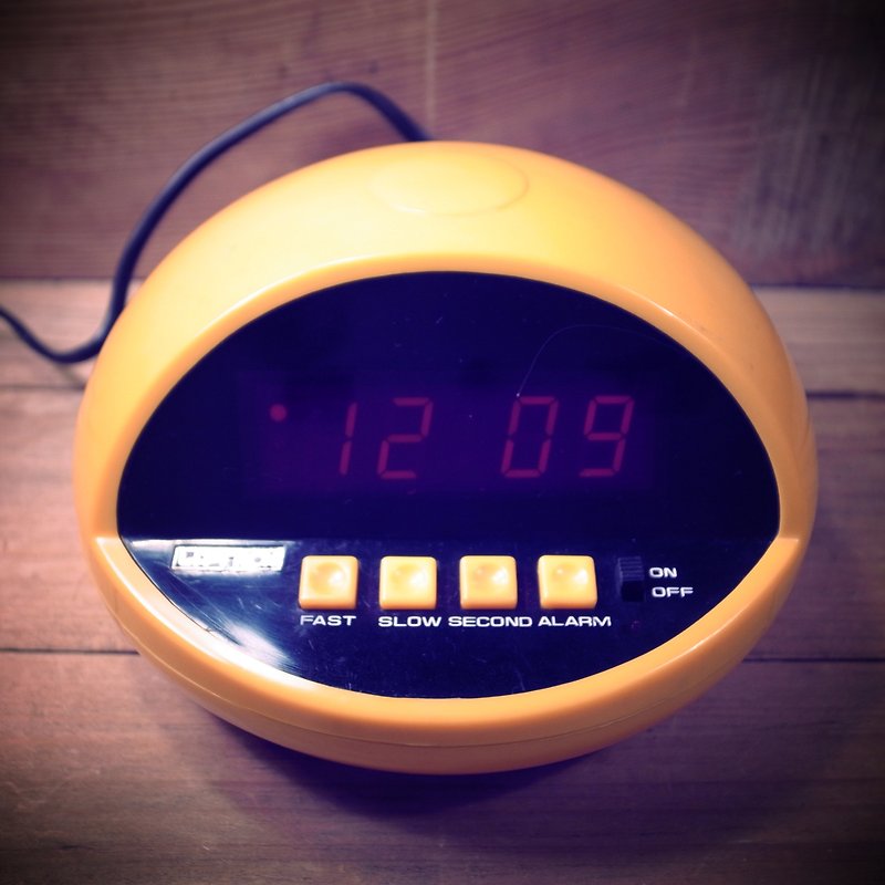 Old bones early yellow digital alarm clock electronic clock space age VINTAGE - นาฬิกา - พลาสติก สีเหลือง
