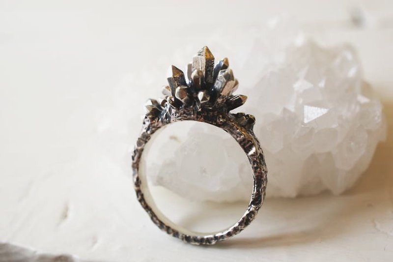 【9 号】水晶結晶戒指 銀飾 煙薰加工 - 戒指 - 其他金屬 灰色