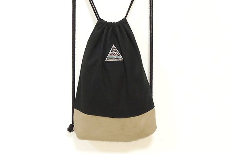 "H-ZOO" 三角形排列民族風徽章 帆布*麂皮 束口背袋 - กระเป๋าหูรูด - วัสดุอื่นๆ 