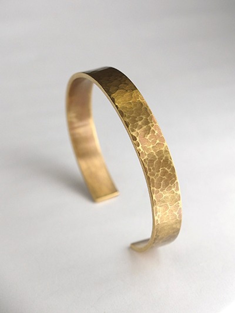 Wide forged brass knock bracelet - สร้อยข้อมือ - โลหะ สีทอง