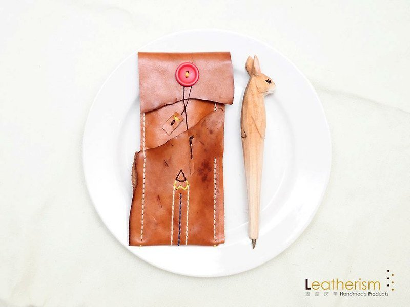 馬戲團式的繽紛燦爛 - 鉛筆圖案皮革筆袋 by Leatherism Handmade Products - กล่องดินสอ/ถุงดินสอ - หนังแท้ สีกากี