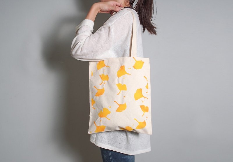 Hand-painted Handprint Embroidered Cloth Bag [Ginkgo] Single-sided/Double-sided portable/shoulder - กระเป๋าแมสเซนเจอร์ - ผ้าฝ้าย/ผ้าลินิน สีเหลือง
