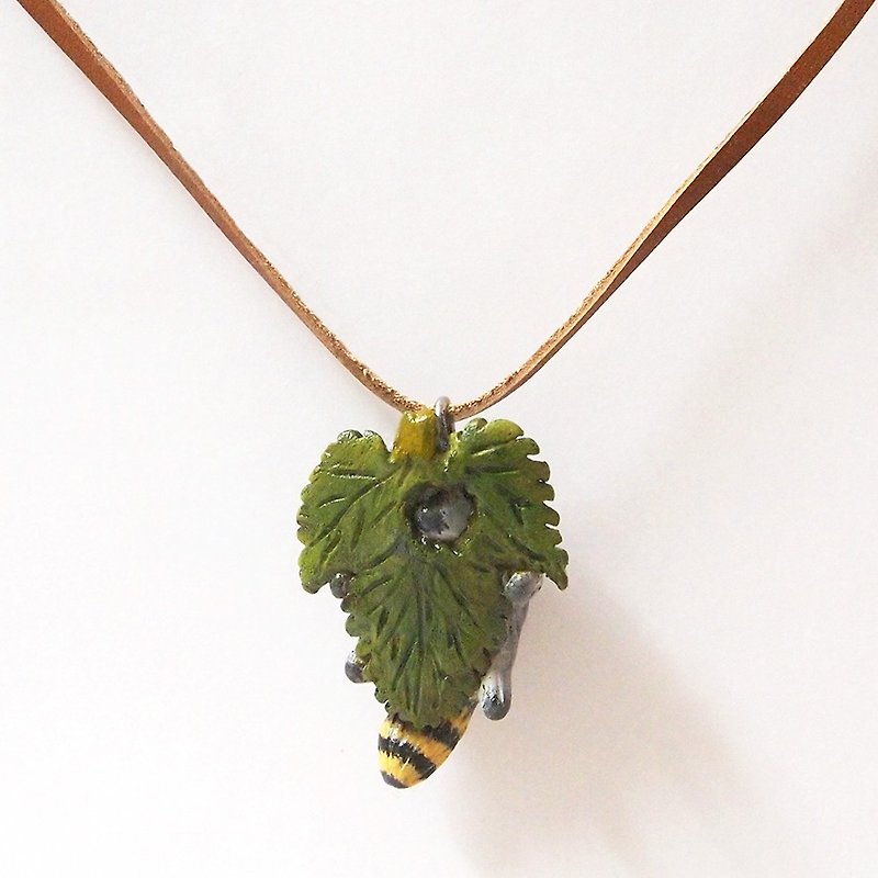 Raccoon and leaf handmade necklace - Chokers - Other Materials Multicolor