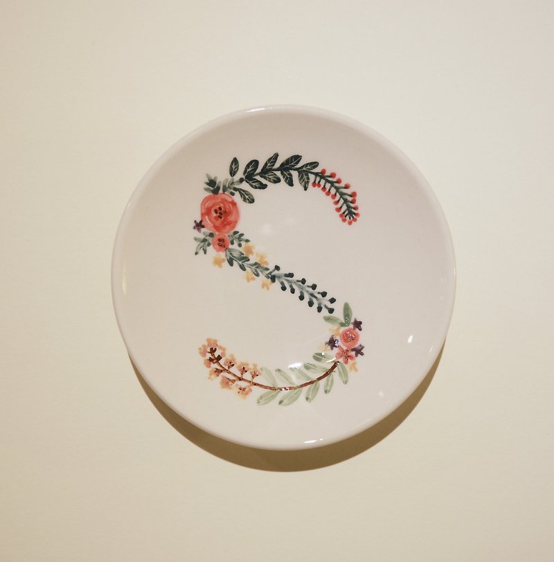 Hand-painted small porcelain plate-letter S-customized, name - จานเล็ก - เครื่องลายคราม สีแดง