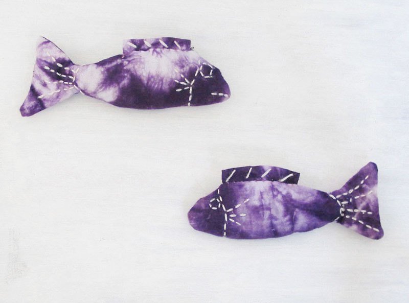 【エンドルフィン]なしの魚[紫] - ブローチ - その他の素材 パープル