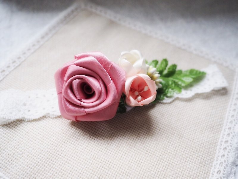 Handmade ribbon rose wedding corsage - เข็มกลัด/ข้อมือดอกไม้ - วัสดุอื่นๆ สึชมพู