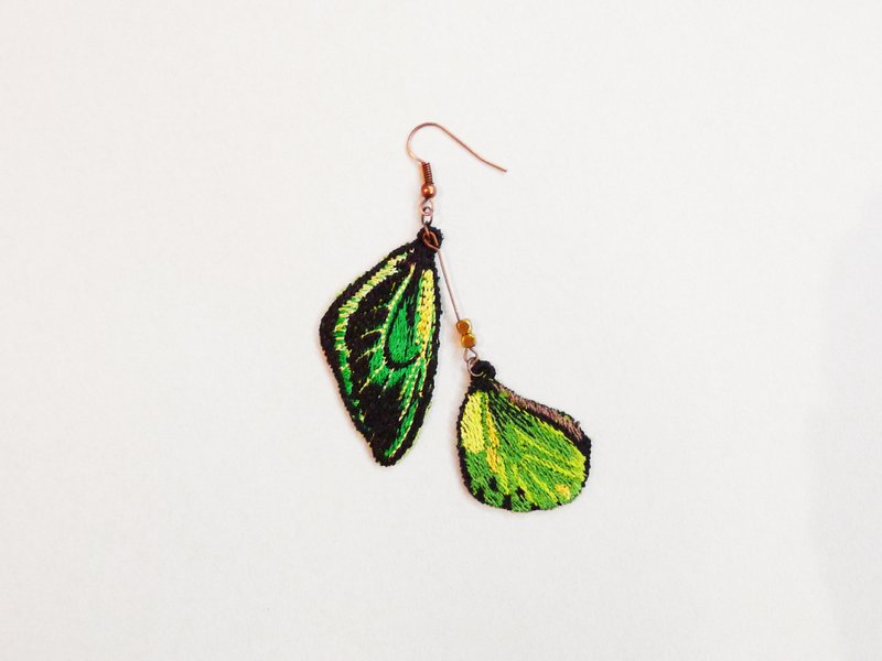 ［織林］刺繡。蝶羽耳環（雙翅） / 綠鳥翼鳳蝶 Ornithoptera Priamus - 耳環/耳夾/耳骨夾 - 繡線 綠色