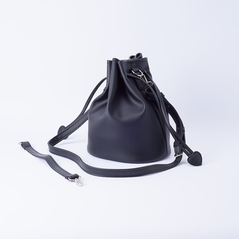 糖果系束口大水桶包 手提肩背兩用可替換 Black / 百搭黑 - 側背包/斜背包 - 人造皮革 黑色