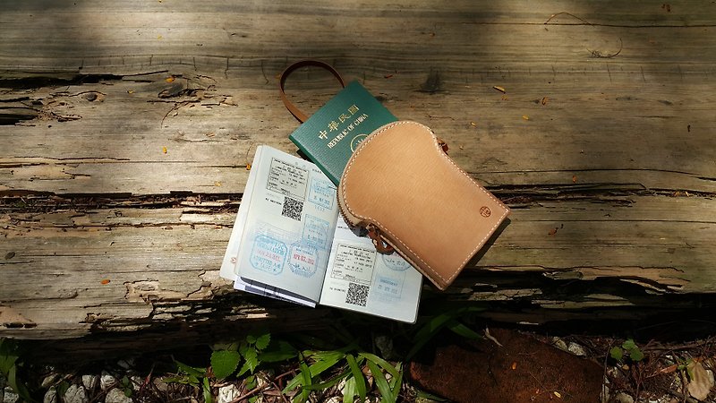 [Koike Kaban Office] Husband and Wife Toast Bread / Passport Change Card Small Backpack / Handmade Leather / Exclusive Customized Leather for Husband and Wife - กระเป๋าแมสเซนเจอร์ - หนังแท้ 