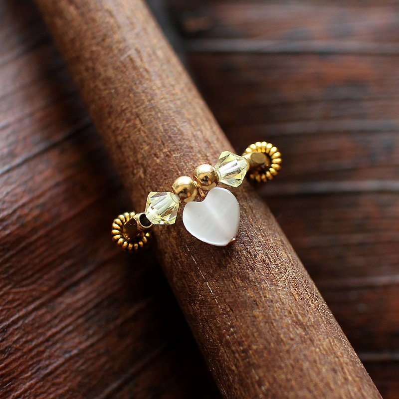 EF黃銅戒指流金歲月NO.82情人節白色心型貓眼石 - リング - その他の素材 ゴールド