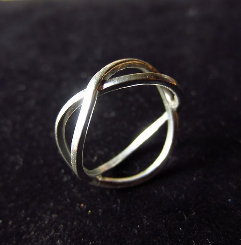 雲語~《梅比斯環戒~方線版》~手工打造‧999純銀戒Mobius Ring - 戒指 - 其他金屬 白色