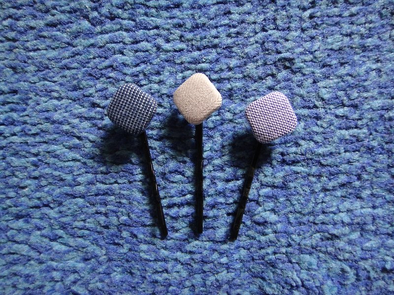 Blue Milo Purple Button Hairpin S20ASZ23Z24Z25 - เครื่องประดับผม - ผ้าฝ้าย/ผ้าลินิน สีน้ำเงิน