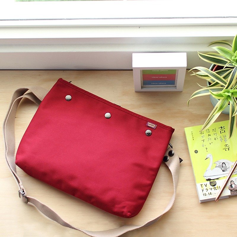 Light and simple accompanying oblique shoulder bag (capacity variable +12 吋 pen OK OK) - red _100380 - กระเป๋าแมสเซนเจอร์ - วัสดุอื่นๆ สีแดง
