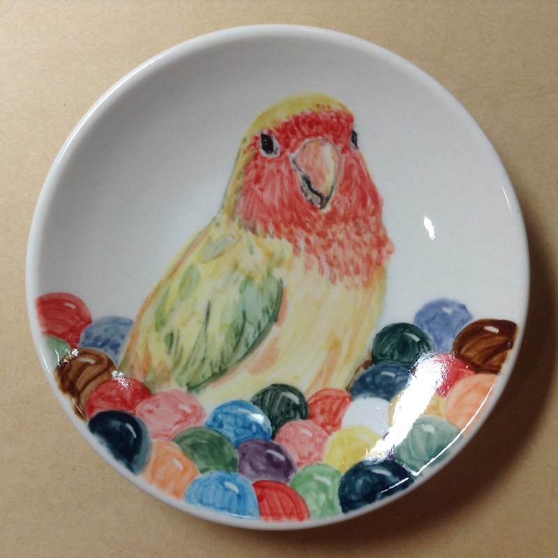 小鸚在球池玩耍-鸚鵡手繪小碟 - 碟子/醬料碟 - 其他材質 多色
