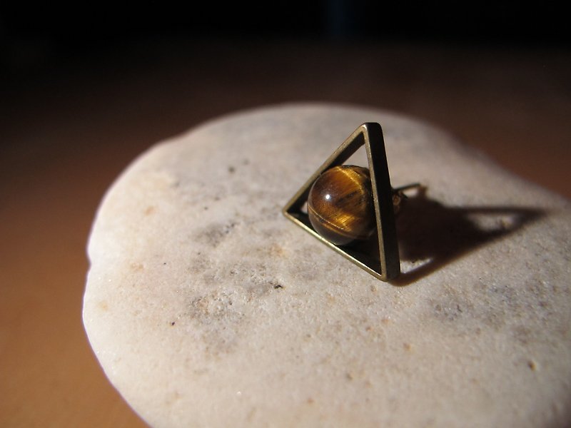 Triangle ore earrings-personality-tiger's eye delta - ต่างหู - โลหะ สีทอง