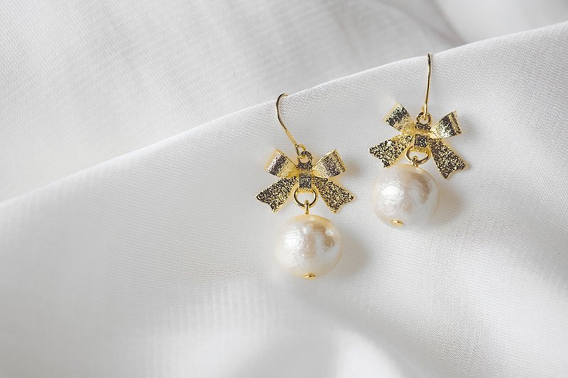 棉珍珠耳環【Bow棉珍珠穿孔式耳環】 - 耳環/耳夾 - 其他材質 白色