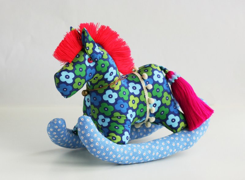手工縫製 搖搖馬 布偶/擺飾 (藍底大花布/紅與亮粉紅鬃毛) --  Fabric Rocking Horse - 公仔/玩偶 - 其他材質 多色