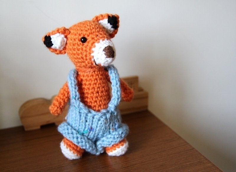 Amigurumi crochet doll: Little fox, Orange fox, knitting blue bib short - ตุ๊กตา - วัสดุอื่นๆ สีส้ม