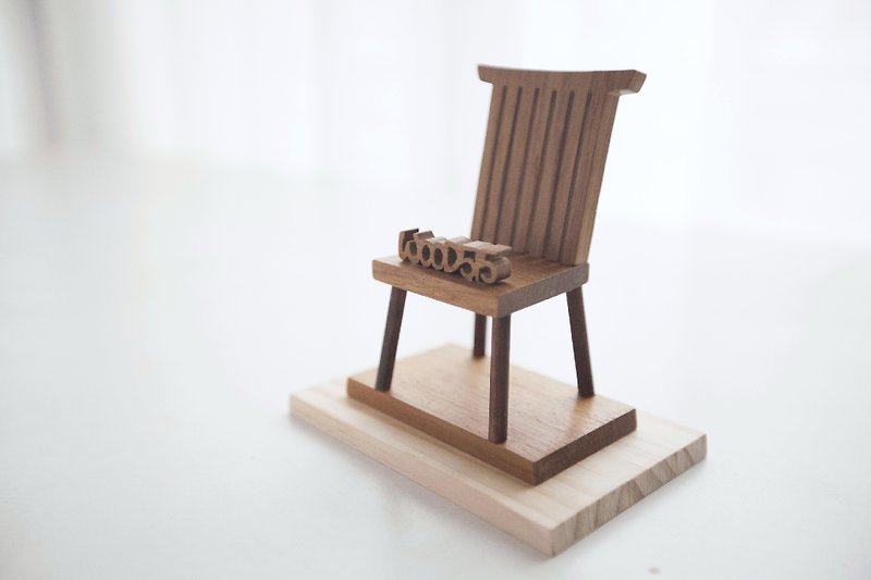 客製化開店禮物原木中式古典手機座 - 柚木小椅 - 手機架/防塵塞 - 木頭 咖啡色