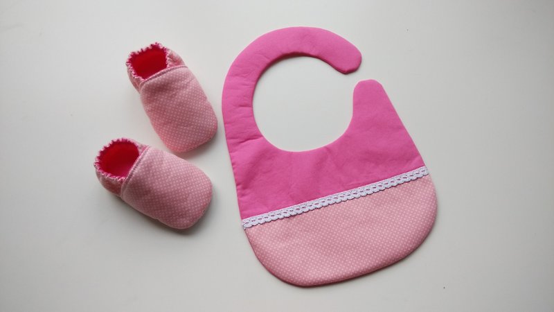 粉底水玉彌月禮物 嬰兒鞋+圍兜 - 嬰兒鞋 - 棉．麻 粉紅色