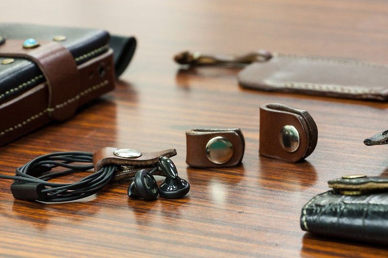 Plant Rou leather hand-polished retro feel headphone cable, wire harness / hub (small) - ที่เก็บสายไฟ/สายหูฟัง - หนังแท้ สีนำ้ตาล