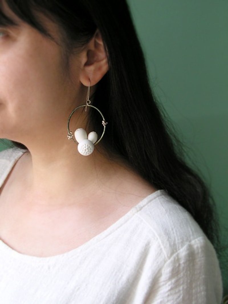 [Natural vocabulary] Series unilateral earrings 01 - Earrings & Clip-ons - Clay White
