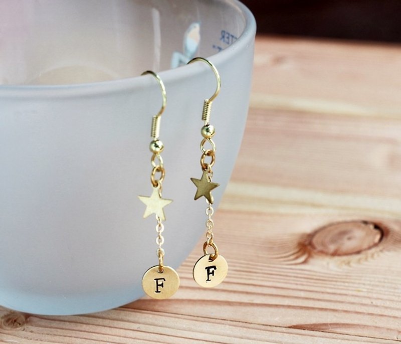 Customized pendants hand knock letters brass earrings - Xingyue minimalist geometry personalized Valentine's Day gift birthday gift.... - ต่างหู - โลหะ 