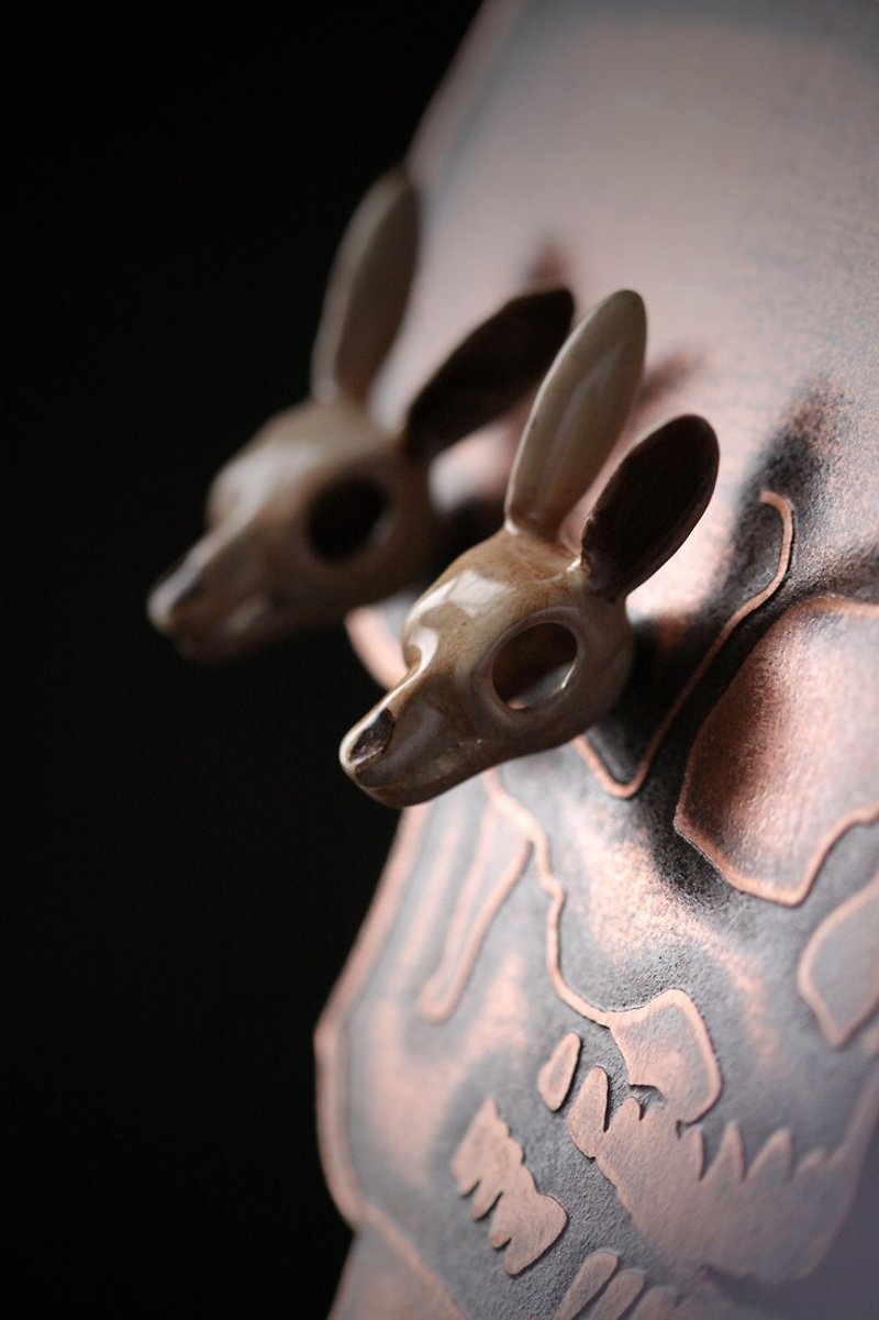 ウサギの頭蓋骨のスタッドピアス-Defyによる絵画版。 - ピアス・イヤリング - 金属 