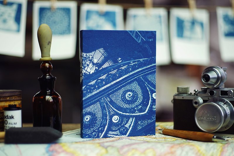 Handmade Blue Sun Notebook-Classical Embossed - สมุดบันทึก/สมุดปฏิทิน - กระดาษ สีน้ำเงิน