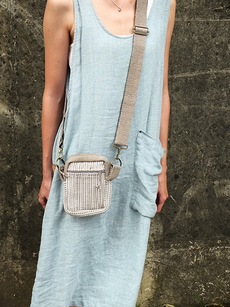 Handmade Hand Woven Side Bag / Cross Body Bag Khaki - กระเป๋าแมสเซนเจอร์ - ผ้าฝ้าย/ผ้าลินิน สีกากี
