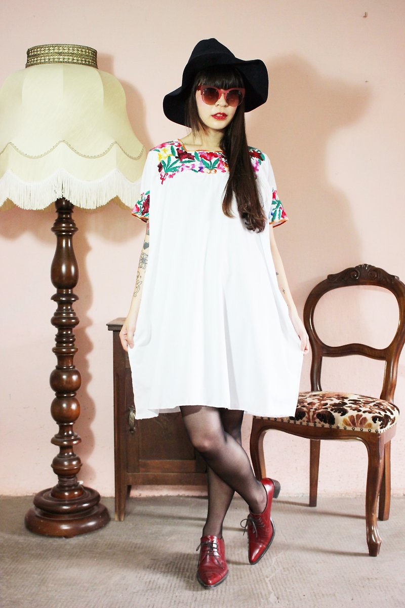 F1098 (Vintage) white with colored embroidered collar cotton short-sleeved vintage dress (wedding / picnic / party) - ชุดเดรส - วัสดุอื่นๆ ขาว