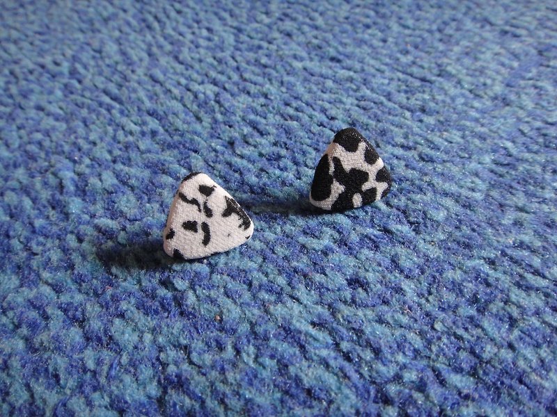 Cow Bambi Button Earrings [Shipping Randomly] T22BT/UY42 - ต่างหู - ผ้าไหม สีดำ