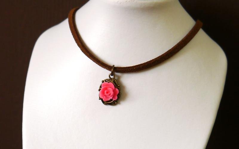 Light you up vintage rose suede necklace - สร้อยคอ - วัสดุอื่นๆ สีนำ้ตาล