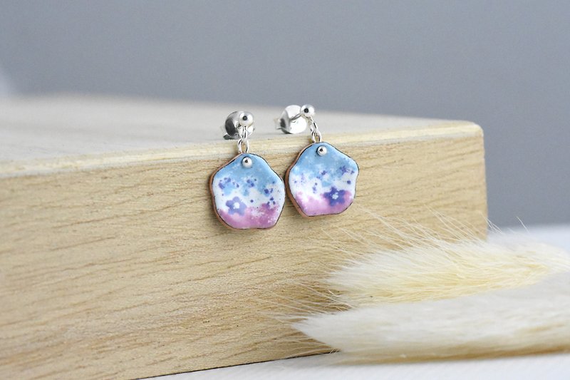 Spring flower-pink blue color (Enamel earrings) - C percent handmade jewelry - ต่างหู - วัตถุเคลือบ สีน้ำเงิน