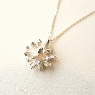 水晶クラスターモチーフのネックレス(ロゼット)