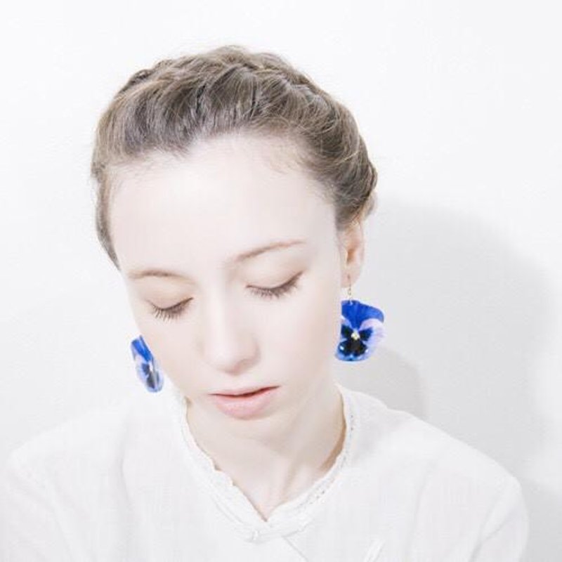 耳針耳環 三色堇 Pansy-L - 耳環/耳夾/耳骨夾 - 樹脂 紫色