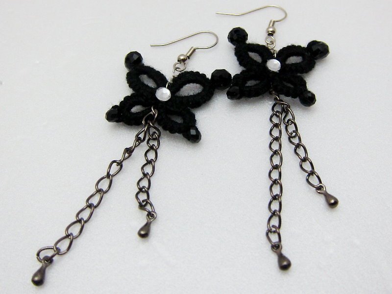 黑色蝴蝶蕾絲編織．耳環（現貨） - 耳環/耳夾 - 壓克力 黑色