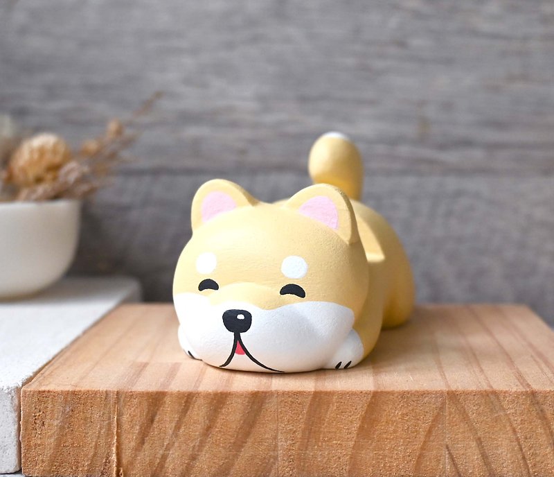 Smiling Shiba Inu mobile phone holder, business card holder, hand-healed small wood carving doll decoration - ของวางตกแต่ง - ไม้ สีกากี