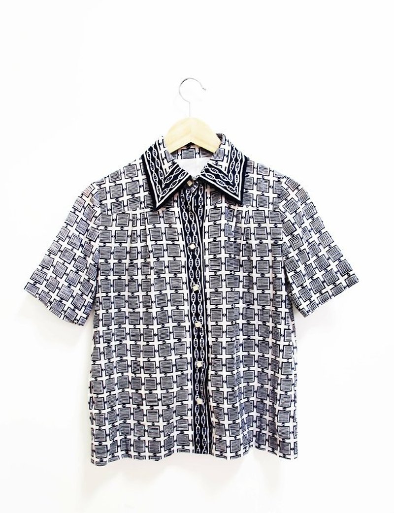 【Wahr】藍白十字短袖襯衫上衣 - Women's Shirts - Other Materials Multicolor