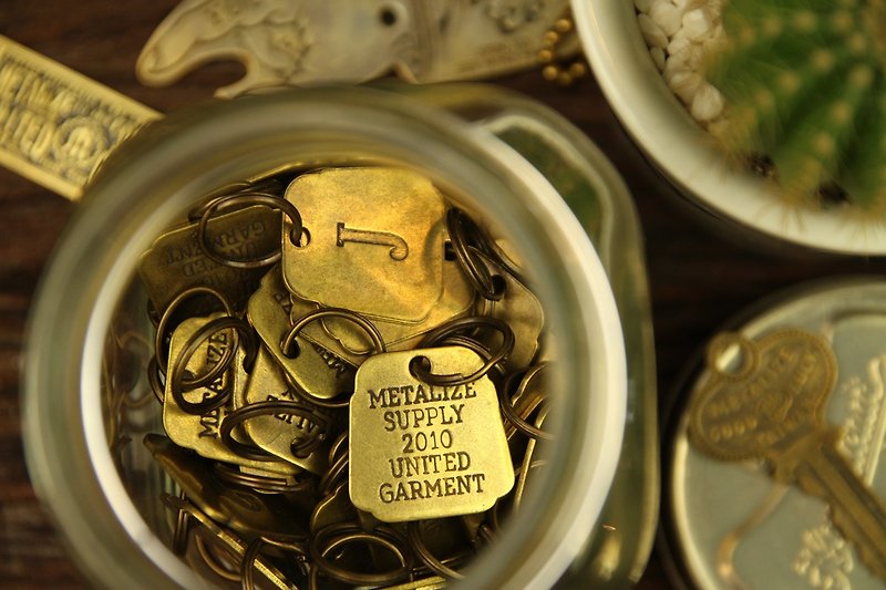 [METALIZE] Lucky Brass Tag old hotel Bronze pendant - ที่ห้อยกุญแจ - โลหะ 